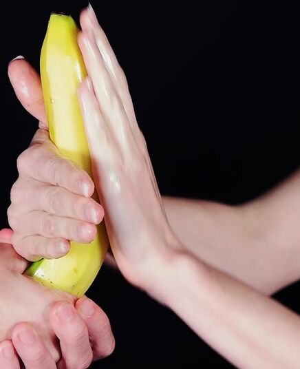 Pagmasahe aron madugangan ang usa ka miyembro gamit ang usa ka panig-ingnan sa saging