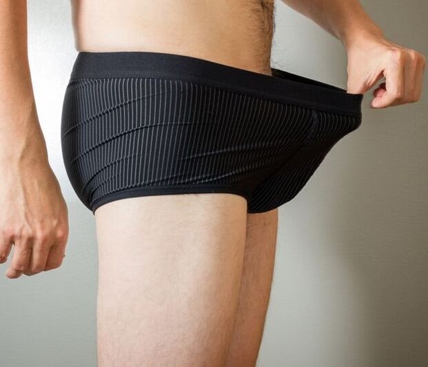 usa ka lalaki nagtan-aw sa iyang underpants human sa operasyon sa pagpadako sa penis